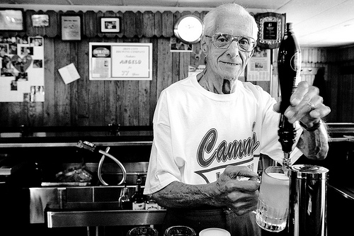 Самый старый бармен в мире